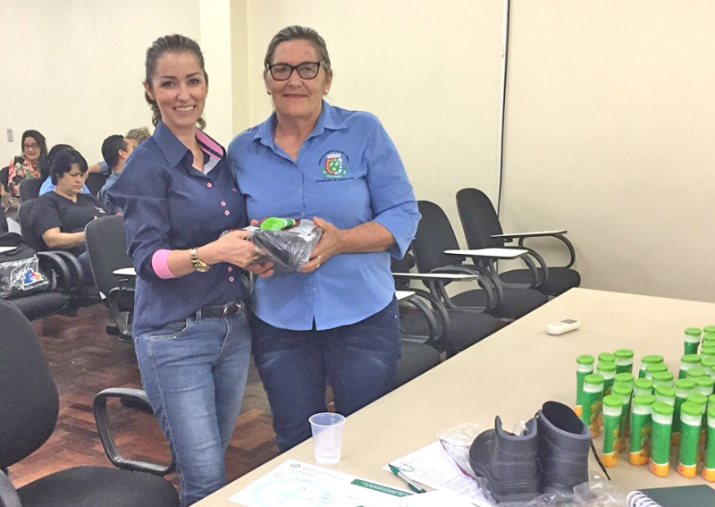 Governo Municipal repassa uniformes aos agentes de saúde