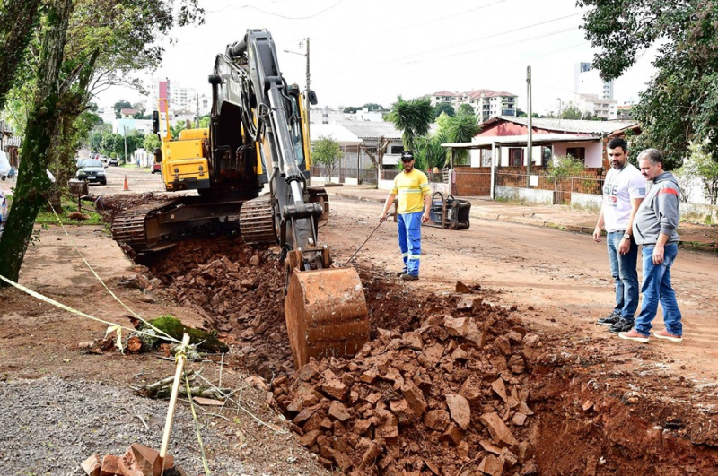 Obras de contenção a alagamentos em execução no Bairro Centro-Sul