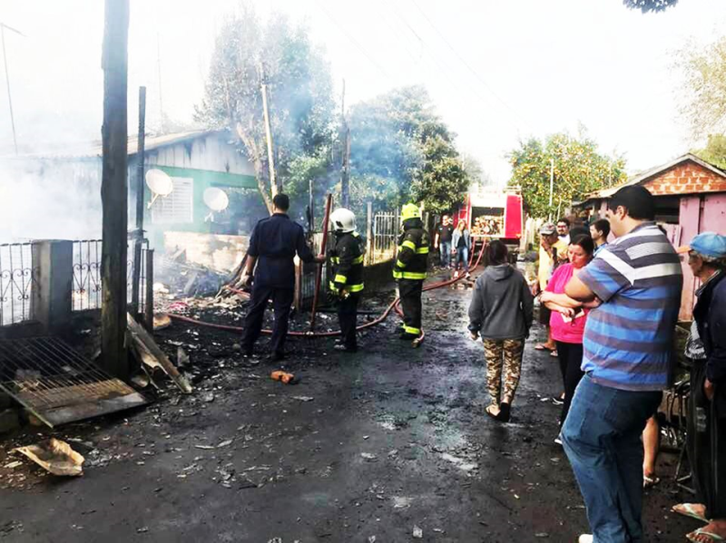 Força-tarefa do Município auxilia famílias atingidas em incêndio no Bairro Rogowski