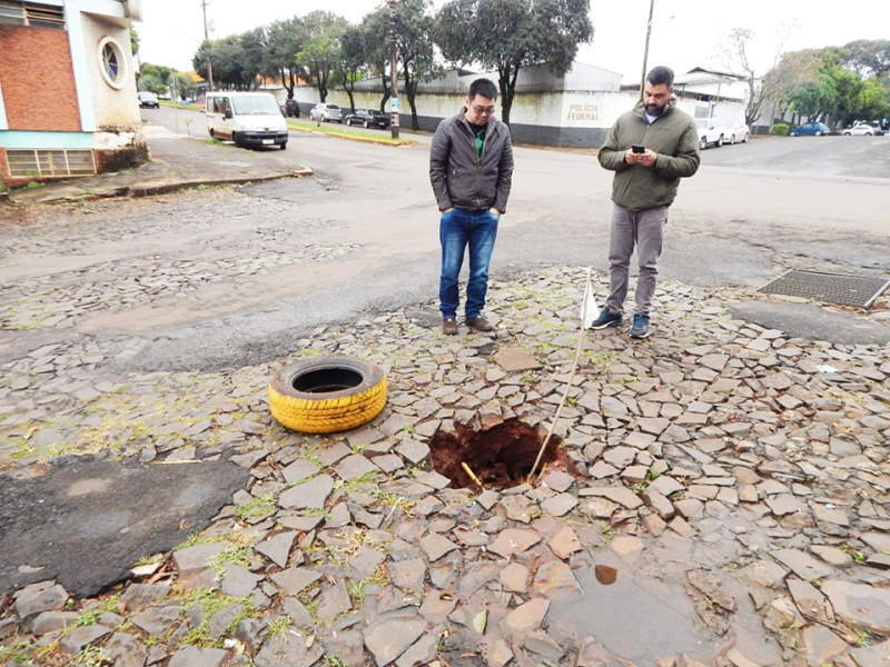 Ligações clandestinas de esgoto afetam rede pluvial