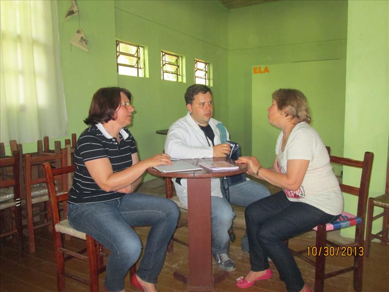 Aproximadamente 300 mulheres realizam autoexame das mamas