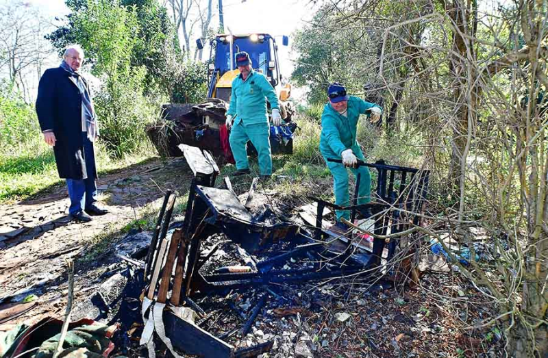 SEMMA retira toneladas de lixo e entulhos no Bairro Vier