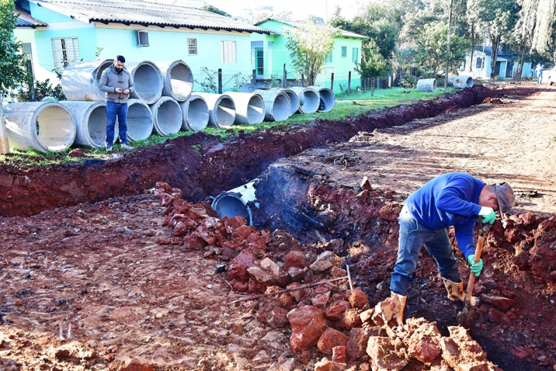 Obras de drenagem no Bairro Emília em fase final de execução