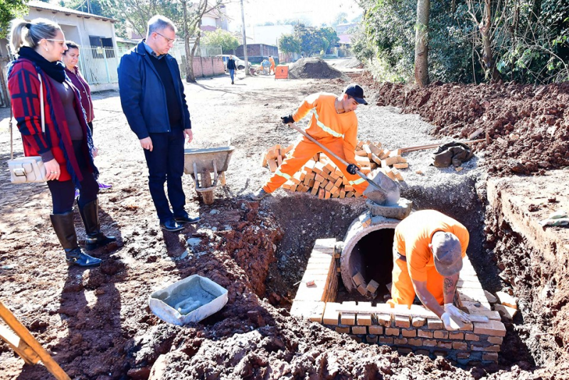 Prefeito vistoria obras e ouve a comunidade no Bairro Emília