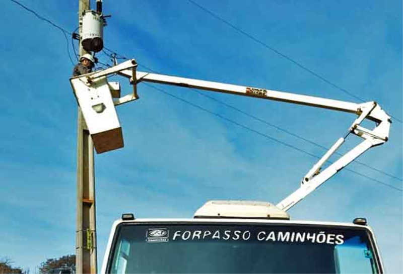 Força-tarefa da Secretaria de Obras  revitaliza iluminação pública no interior