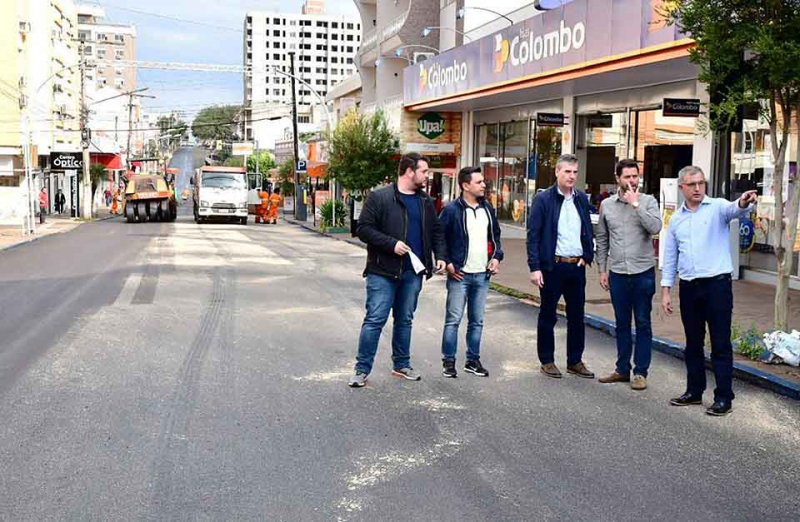 Obras em ritmo contínuo somam 235 quadras asfaltadas em Santo Ângelo