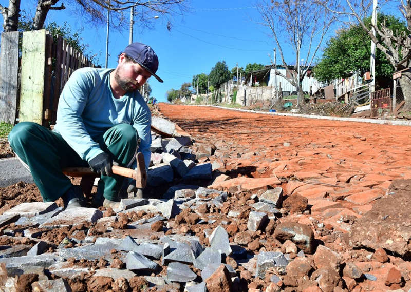 Avançam obras de calçamento no Bairro Leonel Brizola