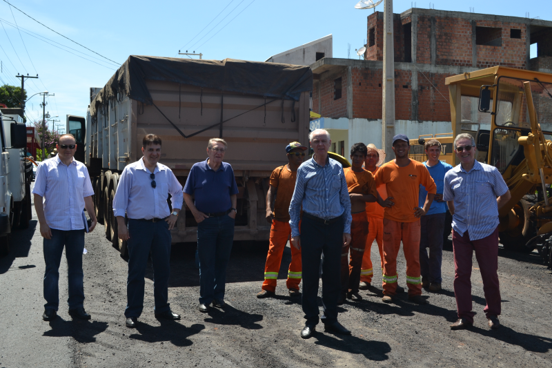 Prefeito Andres visita obra na rua Tiradentes