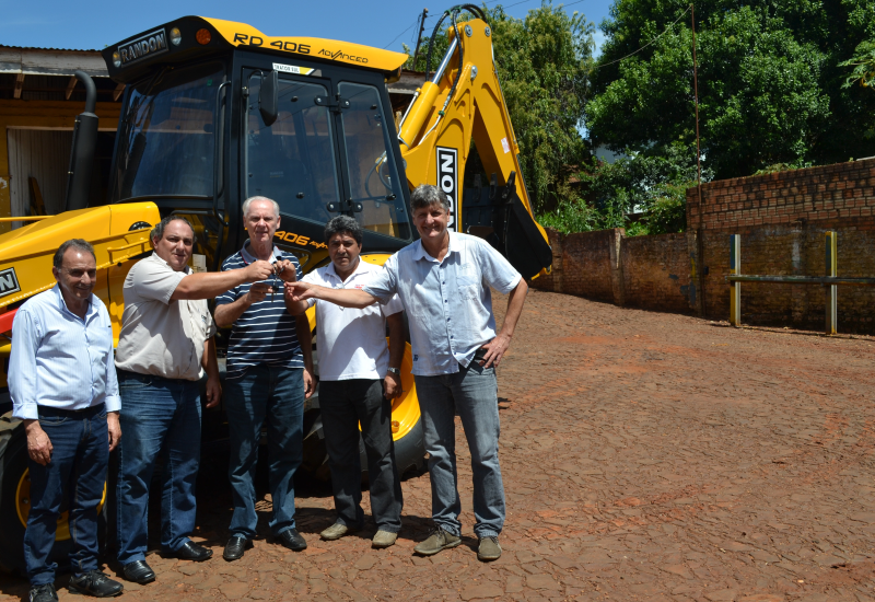 Agricultura recebe nova retroescavadeira