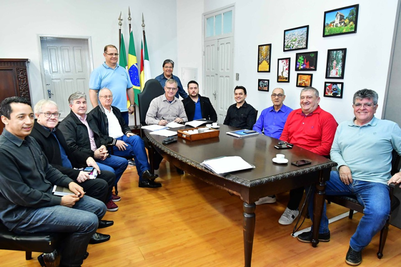 Edital para aquisição de duas patrolas e um caminhão será publicado nesta quarta-feira