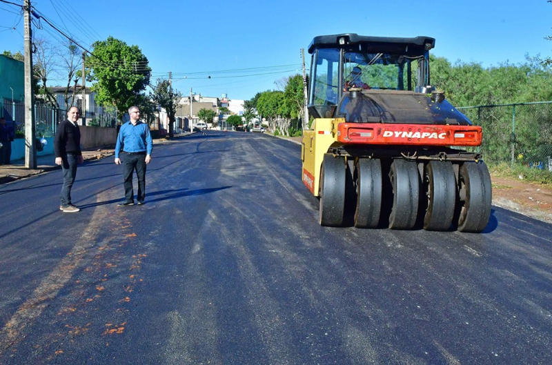 Prefeito acompanha obras de asfaltamento nos bairros Neri Cavalheiro e COHAB