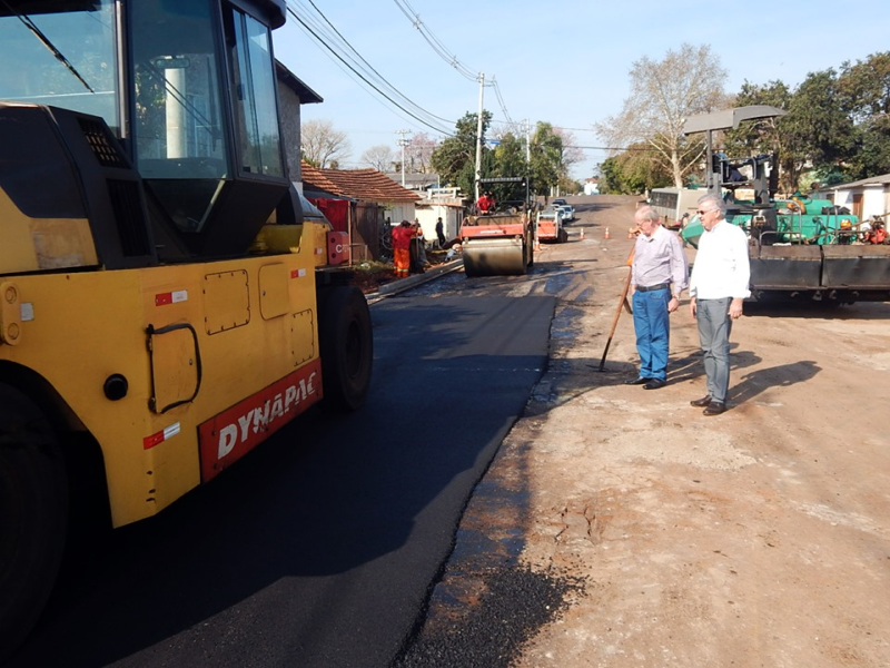 Asfaltamento no Bairro Neri Cavalheiro iniciou pela Rua Mora Guimarães