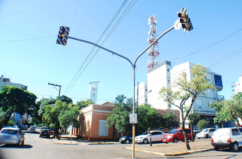 Pane na rede elétrica queima semáforos no centro da cidade