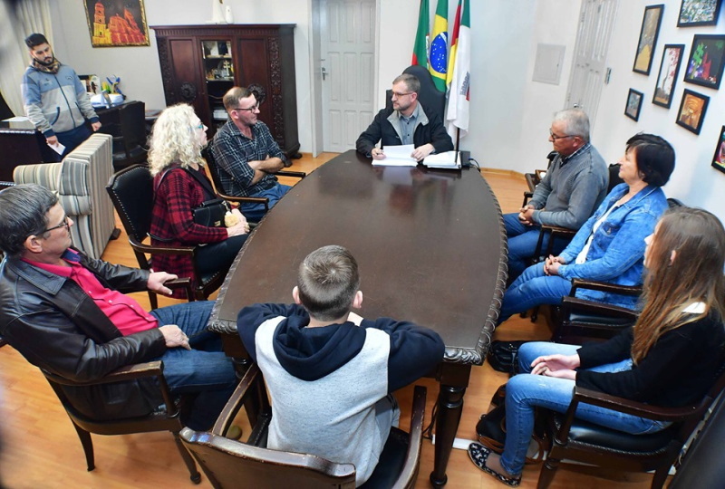 Prefeito recebe convite para Festa de 80 anos da Escola Buriti