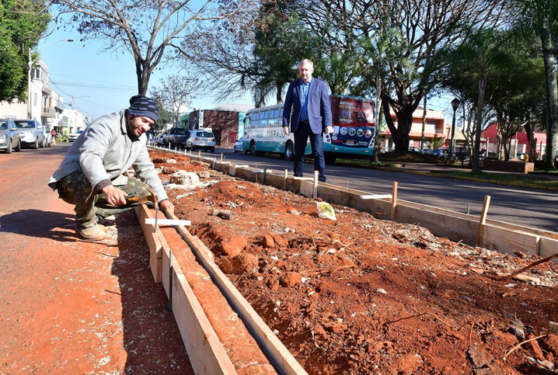 Canteiros centrais da Bento Gonçalves estão sendo revitalizados