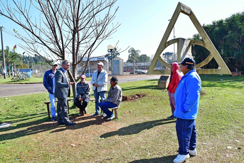 Prefeito vai atender pedido de “chapas” para remodelar abrigo
