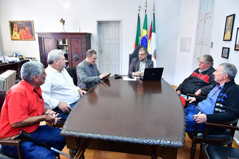 Prefeito anuncia asfaltamento no Bairro Santa Clara