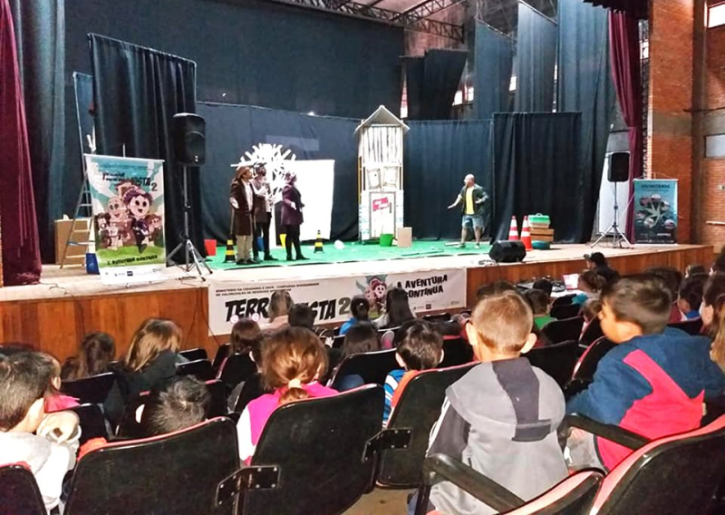Peça de teatro sobre educação ambiental envolveu escolas públicas