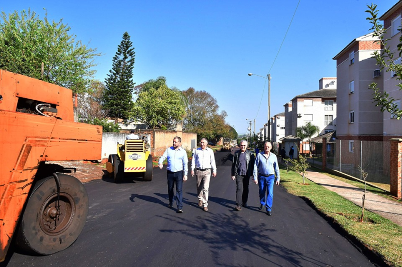 Prefeito acompanha obras de pavimentação asfáltica na Rua Caibaté