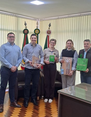 Nova presidente do Sicredi Regi&atilde;o da Produ&ccedil;&atilde;o realiza visita institucional ao prefeito Ezequiel Pasquetti<br /><br />&nbsp;