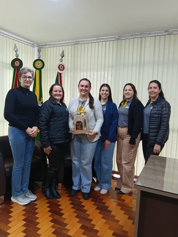 Prefeita Veridiane Gesiele Finato recebe equipe diretiva da EMEB para dialogar sobre demandas e projetos da escola