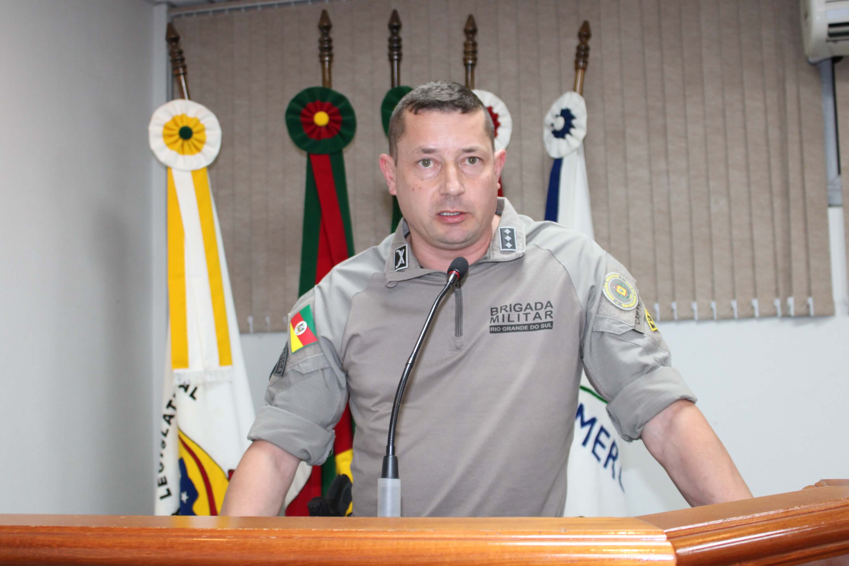 SESSÃO É MARCADA POR ENTREGA DE MOÇÃO EM HOMENAGEM A POLICIAIS MILITARES