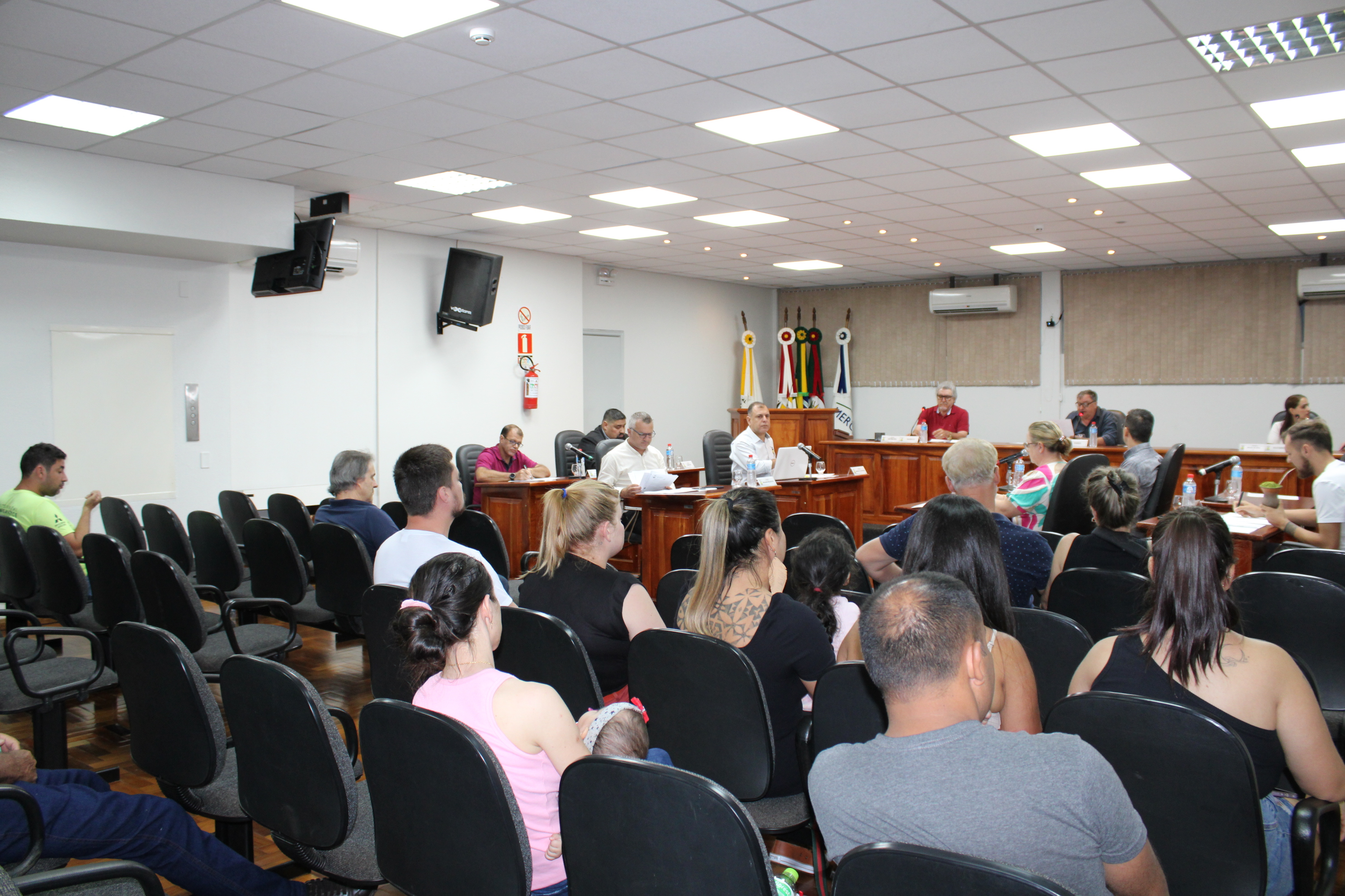 EM SESSÃO, VEREADORES COBRAM EXPLICAÇÕES DO SETOR DE EMERGÊNCIA DO HSVP