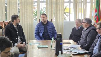 <p>COMISS&Atilde;O DE TR&Ecirc;S DE MAIO VISITA MUNIC&Iacute;PIO DE DOIS IRM&Atilde;OS EM BUSCA DE EXPERI&Ecirc;NCIAS PARA IMPLANTA&Ccedil;&Atilde;O DE COOPERATIVA DE RECICLADORES</p>