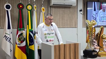<p><strong>34&ordf; Sess&atilde;o Ordin&aacute;ria refor&ccedil;a orgulho comunit&aacute;rio: C&acirc;mara homenageia Uni&atilde;o Tr&ecirc;s-maiense Futsal/AGREN e d&aacute; nome a rotat&oacute;rias que celebram Reinoldo Klein e Rubi Abr&atilde;o</strong></p>