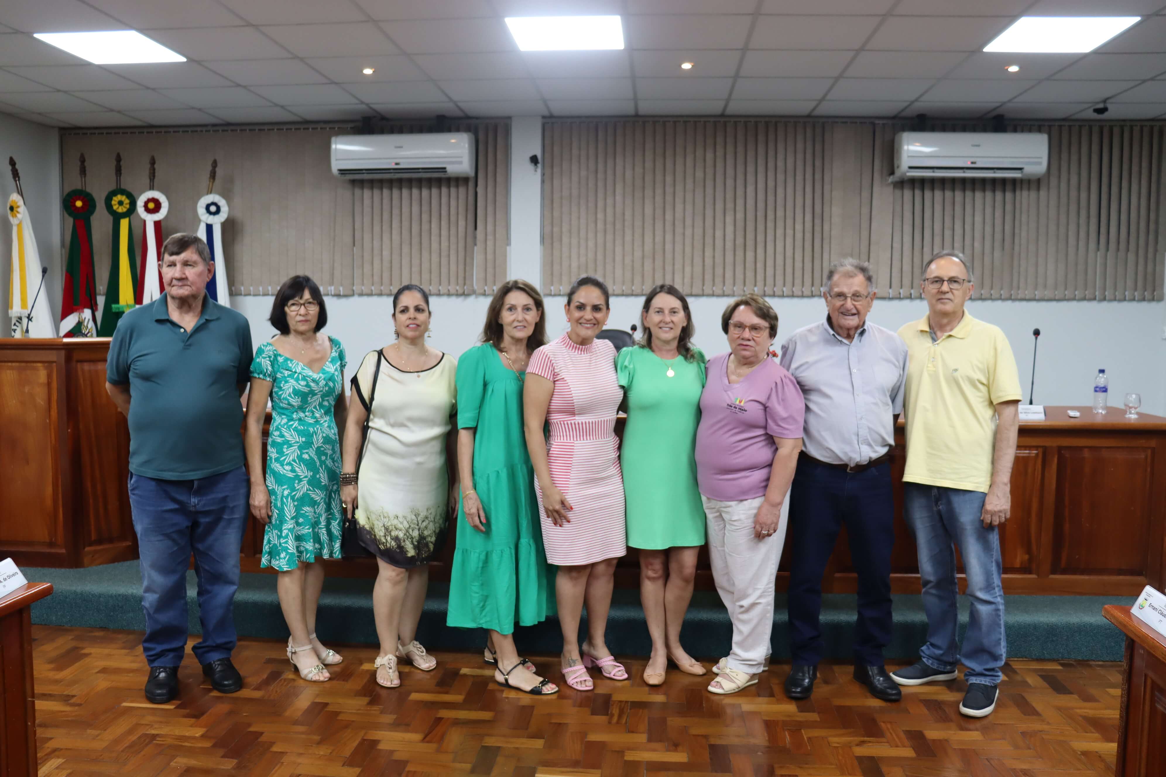 SESSÃO É MARCADA POR PROJETOS E HOMENAGENS ÀS MULHERES