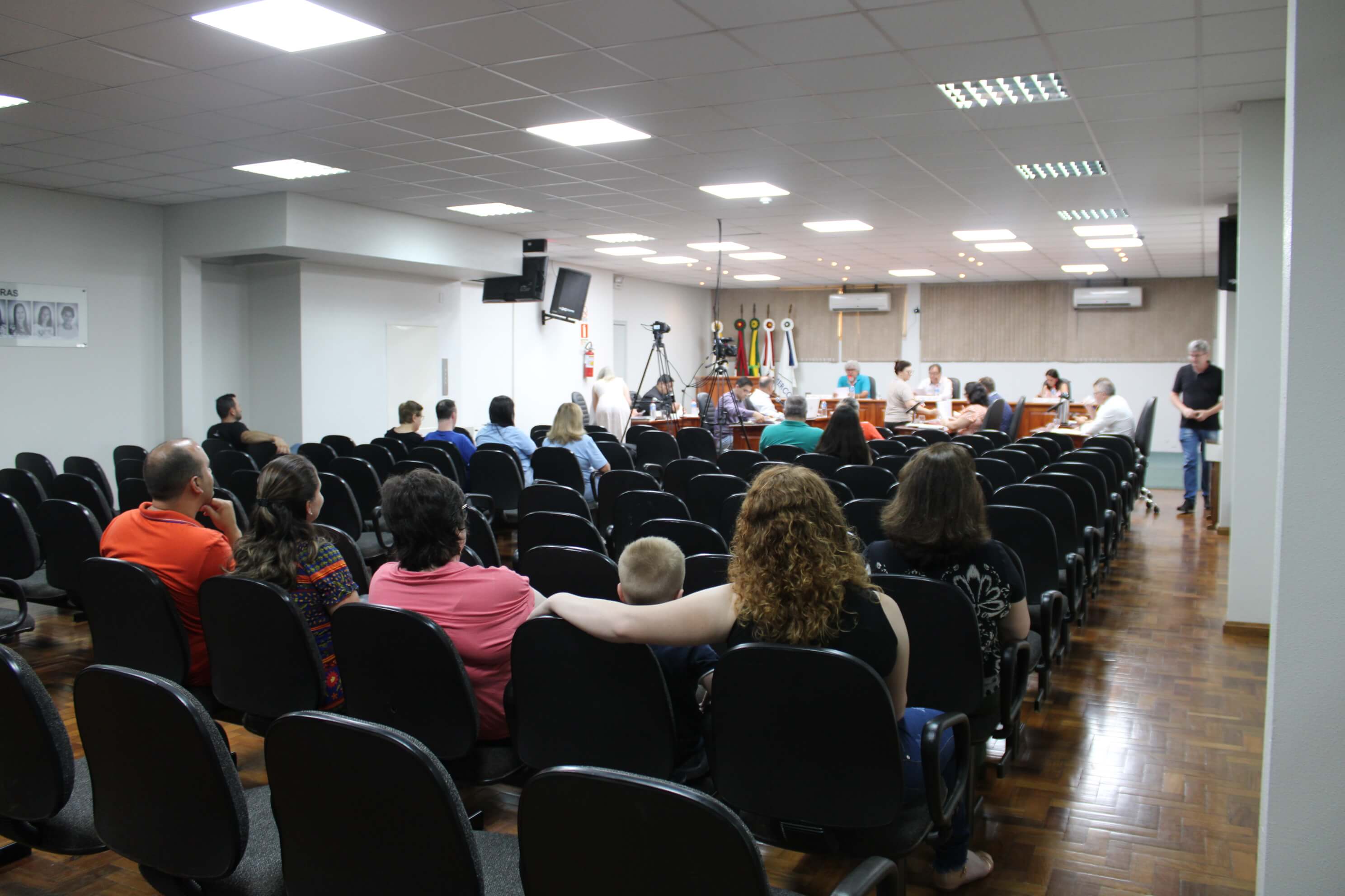 NA ÚLTIMA SESSÃO DO ANO DE 2023, LEGISLATIVO ENTREGA DUAS MOÇÕES DE HOMENAGEM