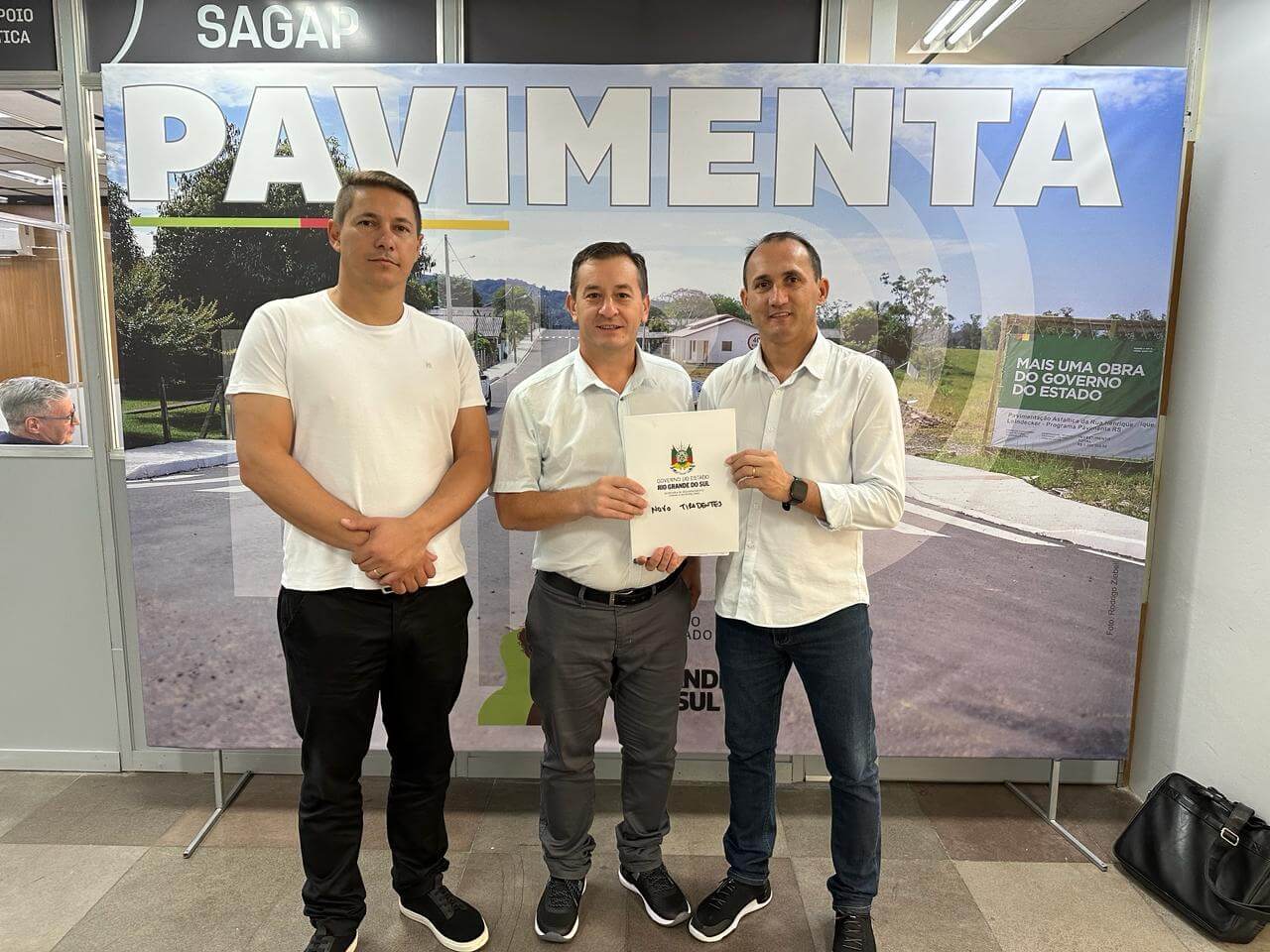 PREFEITO DE NOVO TIRADENTES ASSINA CONVÊNIO DE PAVIMENTAÇÃO ASFÁLTICA PARA RUAS DO MUNICÍPIO
