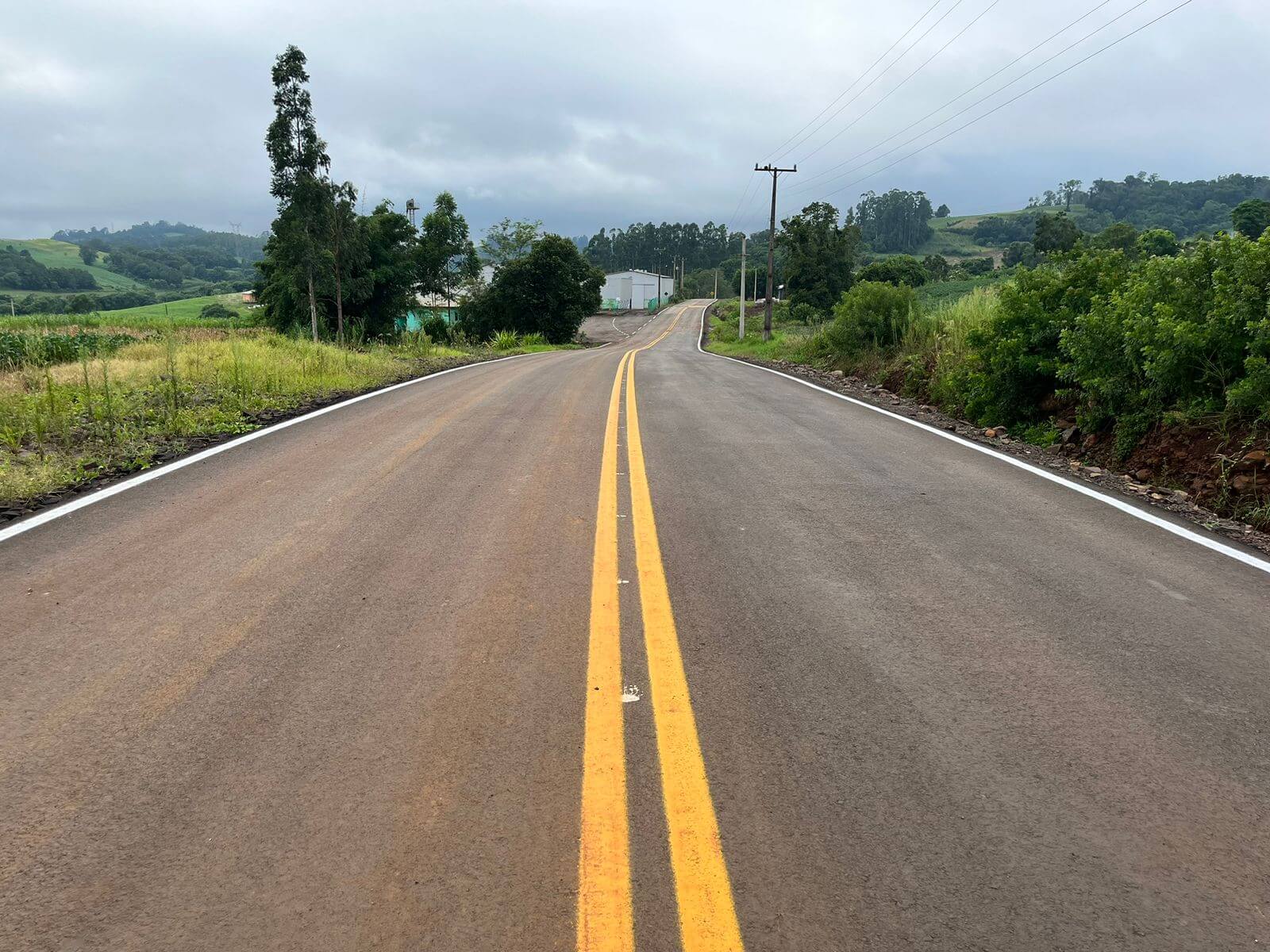 PREFEITURA DE NOVO TIRADENTES CONCLUI OBRA DE PAVIMENTAÇÃO ASFÁLTICA EM TRECHO DA LINHA SANGA FEIA