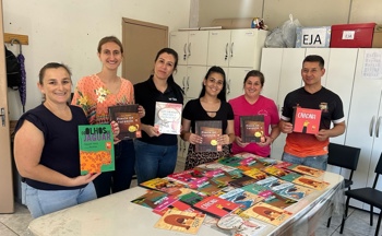 <p><strong><span style="font-family: verdana, geneva, sans-serif; font-size: 12pt;">ESCOLA MUNICIPAL DE NOVO TIRADENTES RECEBE COLE&Ccedil;&Atilde;O DE LIVROS DO PROJETO &ldquo;LEIA COM UMA CRIAN&Ccedil;A&rdquo;</span></strong></p>