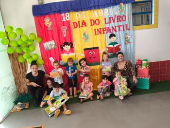 <p><strong><span style="font-family: verdana, geneva, sans-serif; font-size: 12pt;">EMEI ELEMAR BATTISTI ANTECIPA COMEMORA&Ccedil;&Atilde;O AO DIA DO LIVRO INFANTIL COM TARDE DE ATIVIDADES</span></strong></p>
