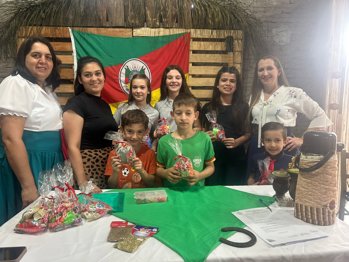 <p><span style="font-family: verdana, geneva, sans-serif; font-size: 12pt;"><strong>TARDE CULTURAL RE&Uacute;NE CRIAN&Ccedil;AS EM OFICINAS DURANTE A SEMANA FARROUPILHA EM NOVO TIRADENTES</strong></span></p>