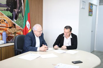 <p><span style="font-family: verdana, geneva, sans-serif; font-size: 12pt;"><strong>PREFEITO LUIZ CARLOS BENEDETTE CUMPRE AGENDA EM PORTO ALEGRE E ASSINA CONV&Ecirc;NIO DA CONSULTA POPULAR</strong></span></p>