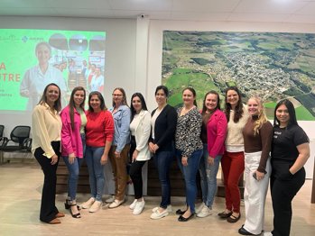 <p><span style="font-family: verdana, geneva, sans-serif; font-size: 12pt;"><strong>MERENDEIRAS E EQUIPES DIRETIVAS PARTICIPAM DE CAPACITA&Ccedil;&Atilde;O SOBRE ALIMENTA&Ccedil;&Atilde;O ESCOLAR</strong></span></p>