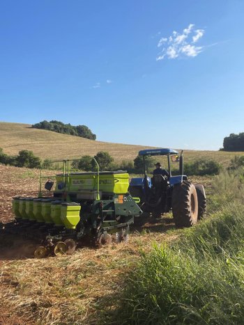 <p><span style="font-family: verdana, geneva, sans-serif; font-size: 12pt;"><strong>PREFEITURA DE NOVO TIRADENTES INTENSIFICA PLANTIO DE MILHO SAFRINHA COM APOIO DA PATRULHA AGR&Iacute;COLA</strong></span></p>
<p>&nbsp;</p>