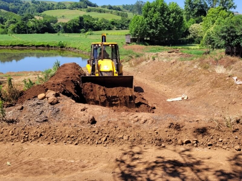 PREFEITURA DE NOVO TIRADENTES AUXILIA PRODUTORES NA PRODUÇÃO DE SILAGEM