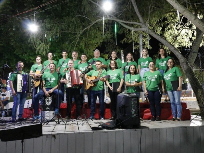 UM SHOW DE NATAL: GRUPO A MÚSICA NOS UNE REALIZA APRESENTAÇÃO NA PRAÇA REINALDO GRESPAN