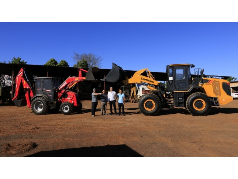 PREFEITURA DE NOVO TIRADENTES ADQUIRE RETROESCAVADEIRA E PÁ CARREGADEIRA NOVAS PARA A SECRETARIA MUNICIPAL DE OBRAS