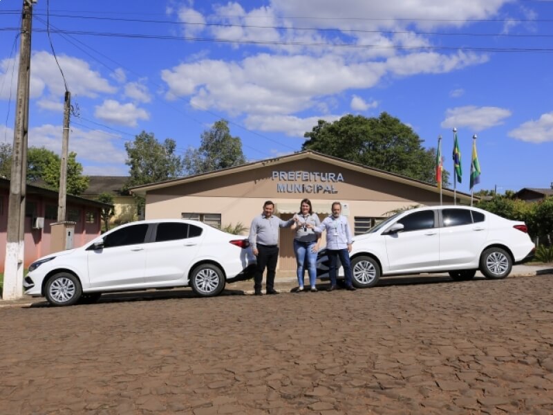 PREFEITURA DE NOVO TIRADENTES ADQUIRE DOIS CARROS NOVOS PARA A SECRETARIA DE SAÚDE  