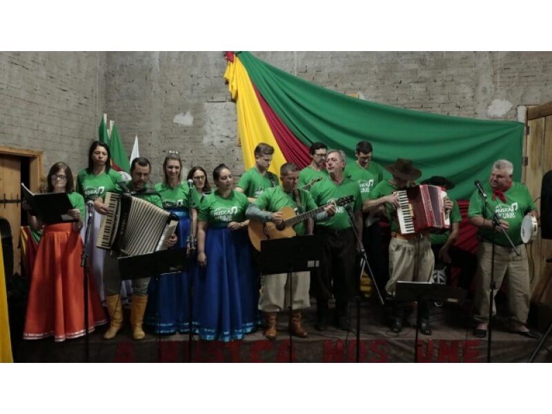 GRUPO A MÚSICA NOS UNE SE APRESENTA DURANTE PROGRAMAÇÃO DA SEMANA FARROUPILHA  