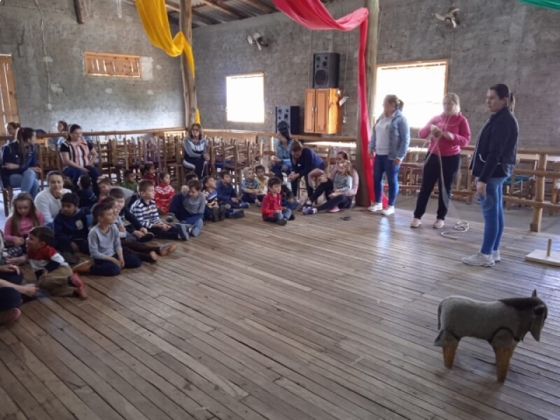 ALUNOS DA EMEI ELEMAR BATTISTI PARTICIPAM DA PROGRAMAÇÃO DA SEMANA FARROUPILHA