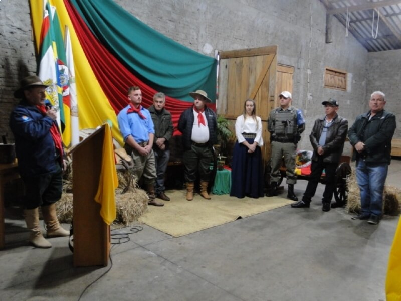 ABERTURA DA SEMANA FARROUPILHA CONTOU COM PRESENÇA DE AUTORIDADES LOCAIS E DECLAMAÇÃO DE POESIAS