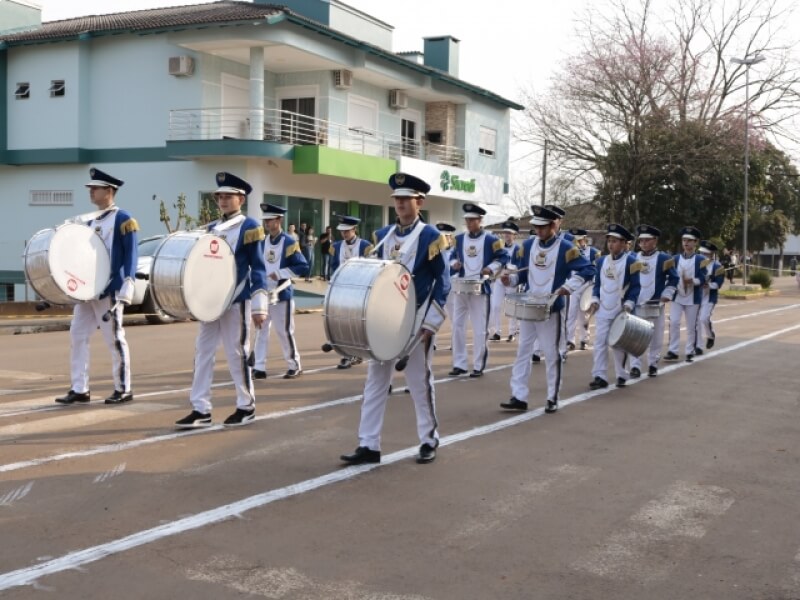 NOVO TIRADENTES REALIZA DESFILE CÍVICO EM COMEMORAÇÃO AO BICENTENÁRIO DA INDEPENDÊNCIA DO BRASIL