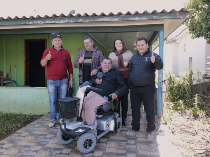 PREFEITURA ENTREGA CADEIRA DE RODAS MOTORIZADA EM NOVO TIRADENTES