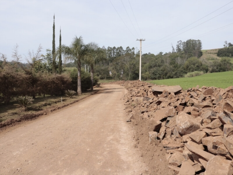 PREFEITURA DE NOVO TIRADENTES INICIA OBRAS PARA PAVIMENTAÇÃO ASFÁLTICA EM TRECHO DA LINHA SANGA FEIA