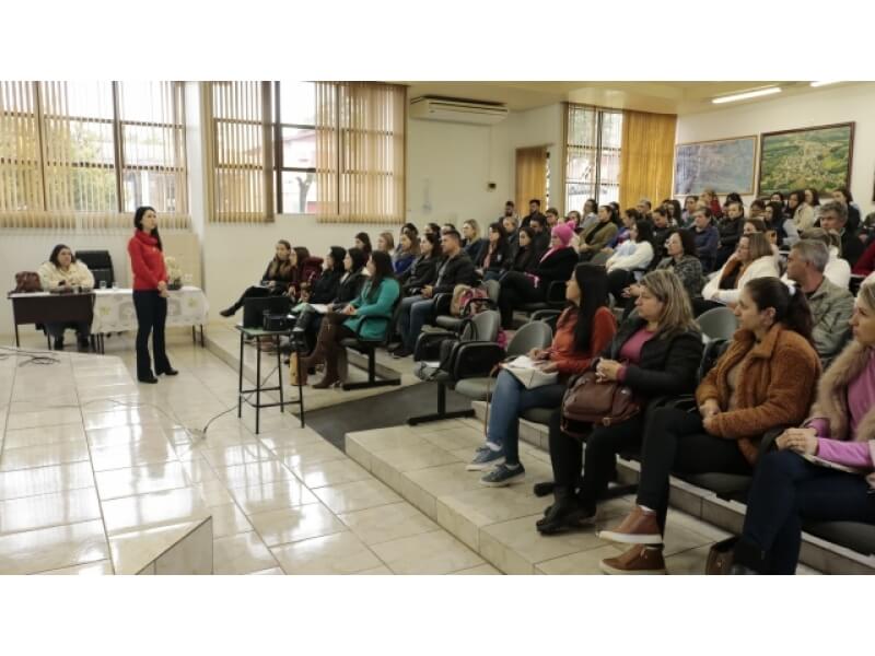 SECRETARIA DE EDUCAÇÃO PROMOVE FORMAÇÃO PARA PROFESSORES E SERVIDORES DA REDE MUNICIPAL E ESTADUAL DE ENSINO